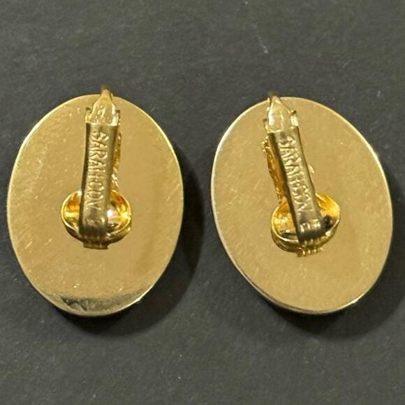 Vintage Sarah Coventry Intalio Cut Midnight Cameo  Profile Clip On Earrings - Picture 2 of 4